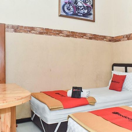 Hotel Reddoorz At Omah Wetan Sawojajar Malang Exterior foto