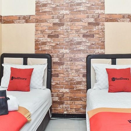 Hotel Reddoorz At Omah Wetan Sawojajar Malang Exterior foto