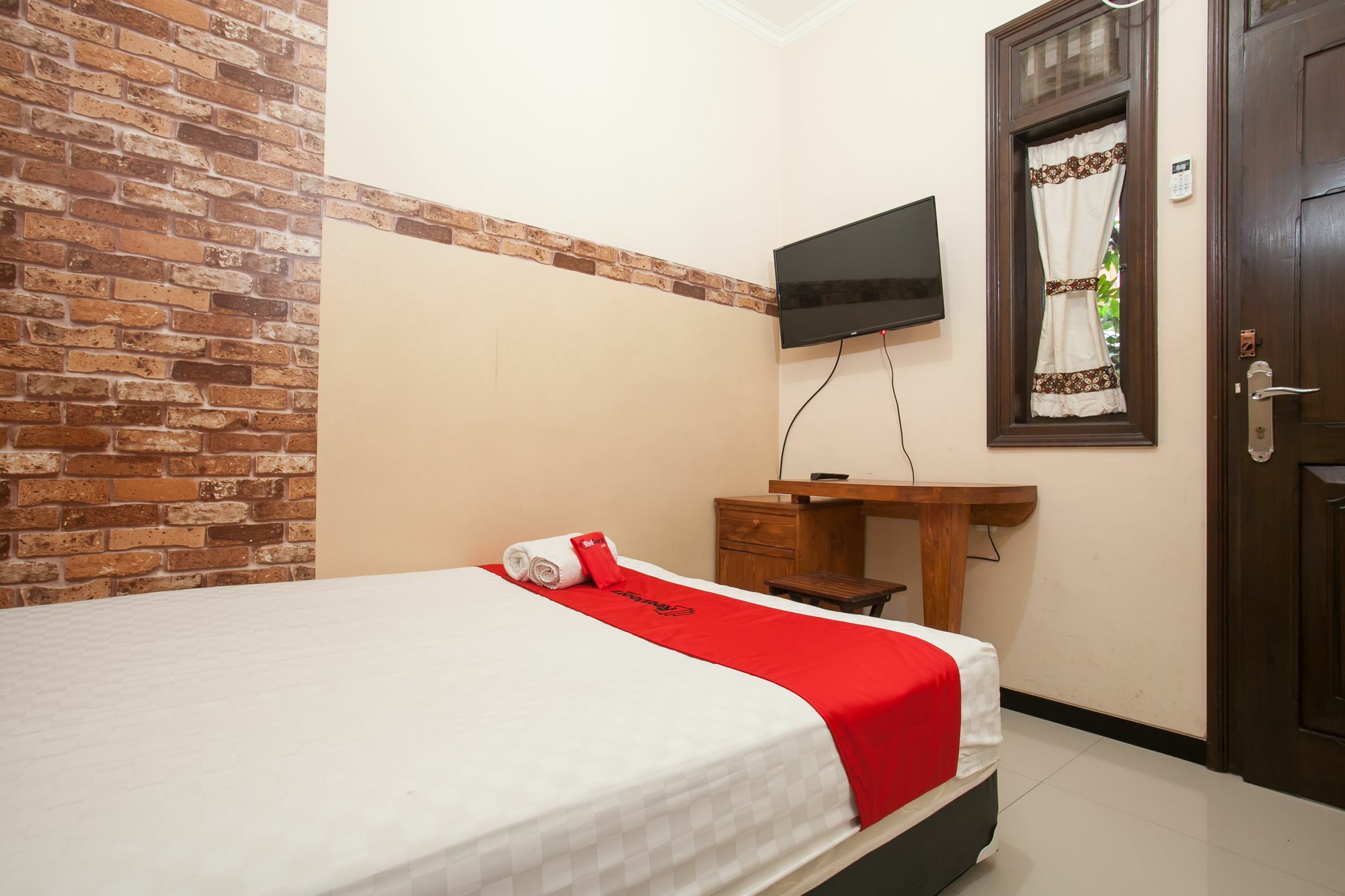 Hotel Reddoorz At Omah Wetan Sawojajar Malang Exterior foto