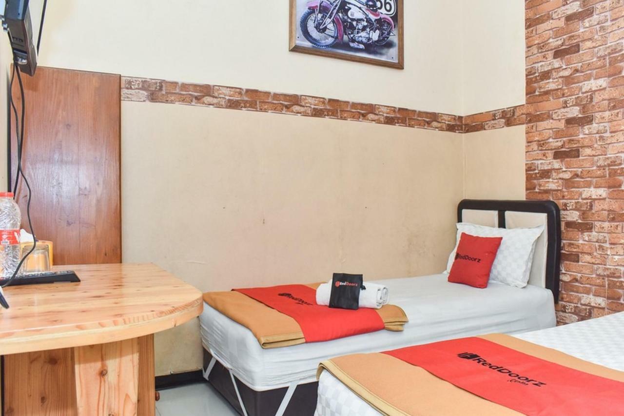 Hotel Reddoorz At Omah Wetan Sawojajar Malang Exterior foto