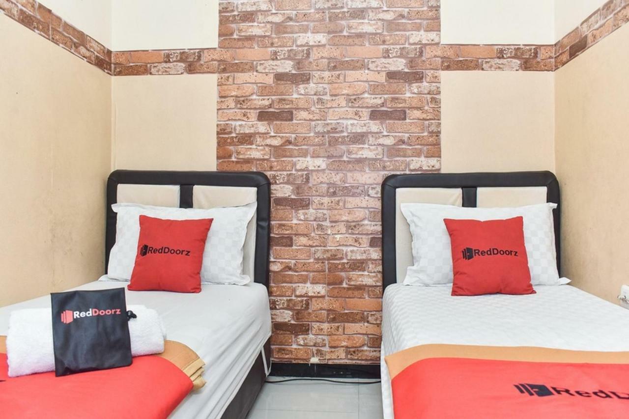Hotel Reddoorz At Omah Wetan Sawojajar Malang Exterior foto